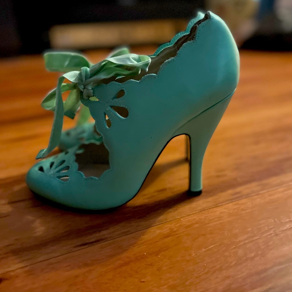Mojo Moxy retro style teal high heels size 7.5 leather
